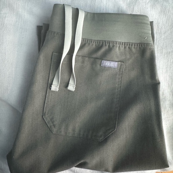 Figs Olive Green Scrub Top and bottoms - Picture 2 of 2